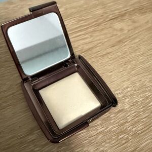 Hour glass ambient lighting powder diffused light